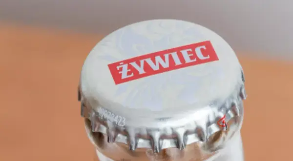 Metalowa zakrętka z logo Żywiec, gotowa do otwarcia. Idealna na orzeźwiający żywiec lager.