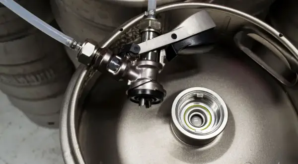Metalowy piwo keg z podłączonym kranikiem i rurką. Gotowy do nalewania orzeźwiającego napoju.