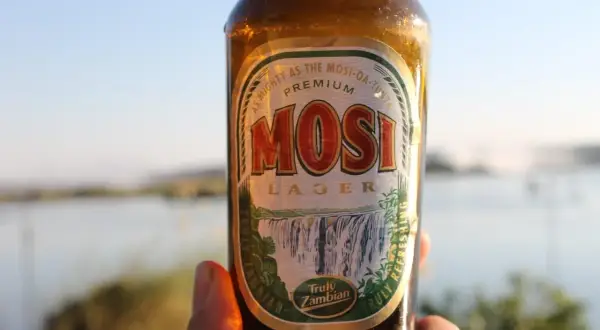 Butelka piwa Mosi Lager z etykietą przedstawiającą wodospad. To jeden z rodzajów piwa, którego nazwy są często związane z lokalnymi atrakcjami.