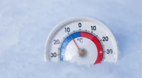 Termometr w śniegu pokazuje temperaturę poniżej zera. Idealnie, by schłodzić piwo w zamrażarce.
