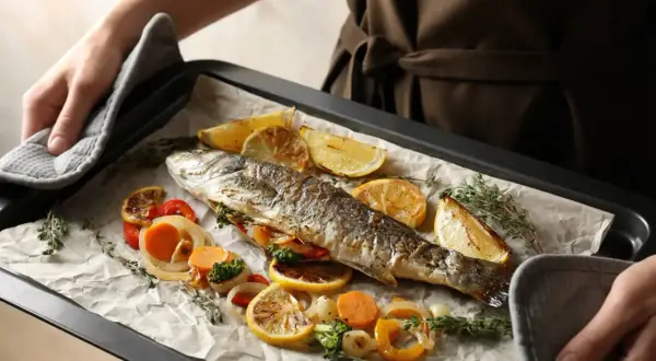 Pyszny filet z pstrąga z piekarnika, pieczony z cytryną, warzywami i ziołami.