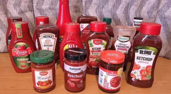 Kolekcja pikantnych ketchupów, w tym pierwszy ketchup w Polsce. Różne marki i opakowania.