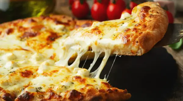 Gorąca, ciągnąca się pizza z serem, która mówi: "jaka pizza jesteś? Jestem idealna!".
