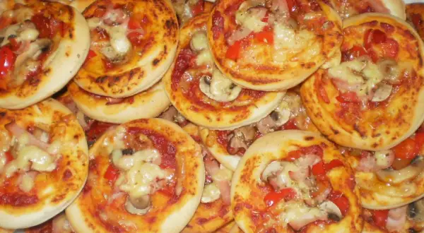 Pyszne pizzerinki z pieczarkami i papryką, idealne na imprezę. Prosty pizzerinki przepis, który pokochasz!