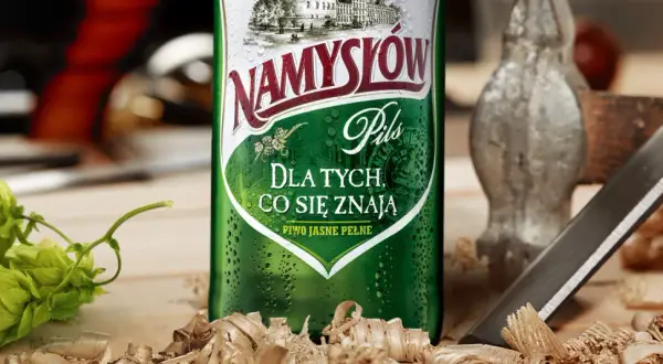Chmiel i dłuto obok puszki piwa Namysłów Pils. Dla tych, co się znają, to piwo jasne pełne.