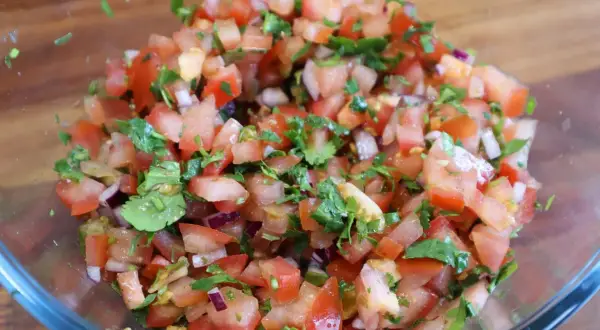 Świeża salsa pico de gallo z pomidorów, cebuli i kolendry w szklanej misce. Idealna do nachos!