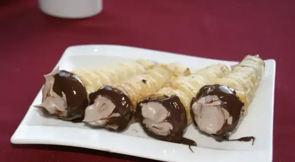 Słodkie rurki z kremem i czekoladą. Zastanawiasz się, ile kalorii ma kawałek ciasta? Te wyglądają na pyszne!