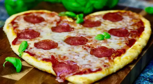 Serce z ciasta, sosu, sera i pepperoni. Idealna pizza walentynkowa na romantyczny wieczór.