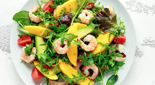 Sałatka z krewetkami, awokado i mango. Idealny pomysł, co zrobić z mango, by stworzyć lekki i orzeźwiający posiłek.