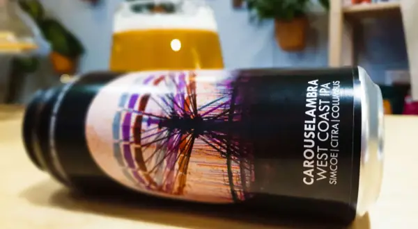 Puszka piwa "Carouselambra West Coast IPA" z motywem karuzeli. Idealne na wieczór, gdy masz ochotę na dobre ibu piwo.