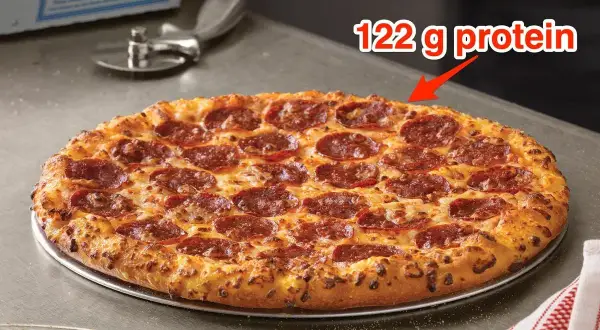 Pepperoni pizza z 122 g białka, idealna na szybki posiłek.