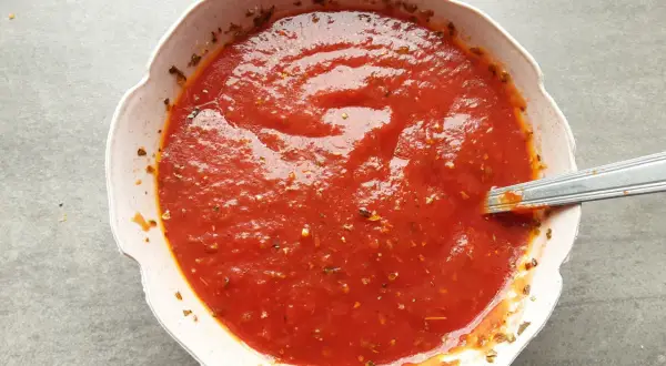 Domowy sos do pizzy jak z pizzerii, pełen ziół i pomidorów, gotowy do użycia.
