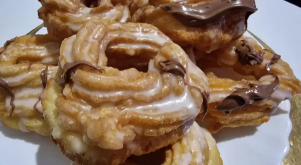 Pączki hiszpańskie bez szprycy, oblane lukrem i czekoladą, kuszą swoim wyglądem.