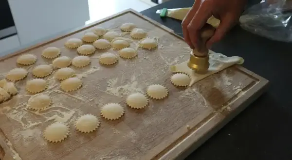 Ręcznie robione ravioli z cienkiego ciasta, wykrawane okrągłym stemplem.