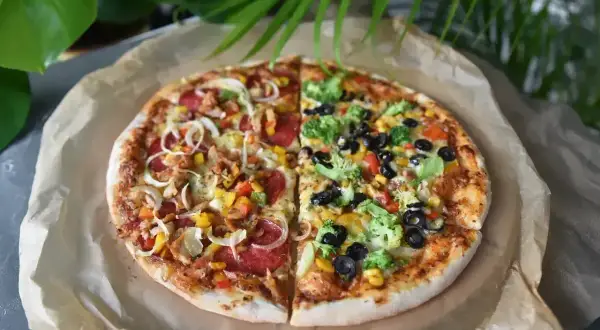 Idealna pizza dla dwojga, podzielona na pół: mięsna i warzywna. Rozmiar jak z Pizza Hut.