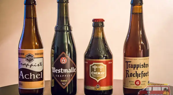 Cztery butelki belgijskiego piwa: Achel, Westmalle, Chimay i Rochefort.