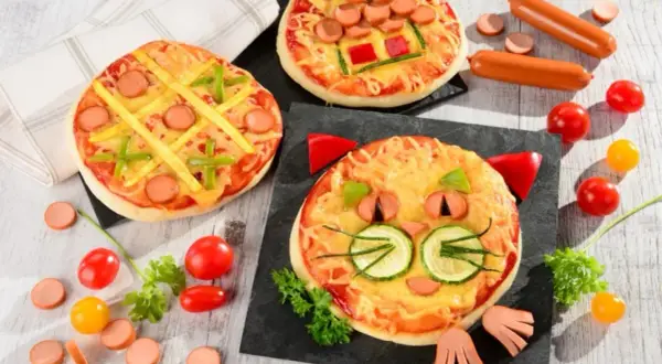 Urocze pizze dla niemowlaka: kotek, kółko i krzyżyk. Zabawne i zdrowe przekąski dla maluchów.