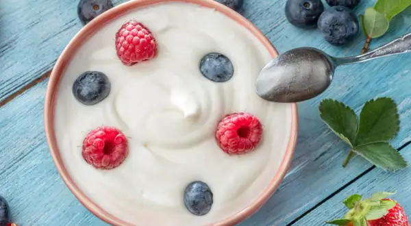 Pyszny jogurt naturalny z malinami i borówkami. Idealny pomysł na śniadanie, z czym jeść jogurt naturalny, by było zdrowo i smacznie.
