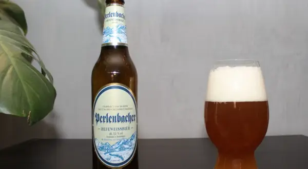 Butelka i szklanka z piwem Perlenbacher Hefeweissbier. Idealne piwa pszeniczne na relaks.