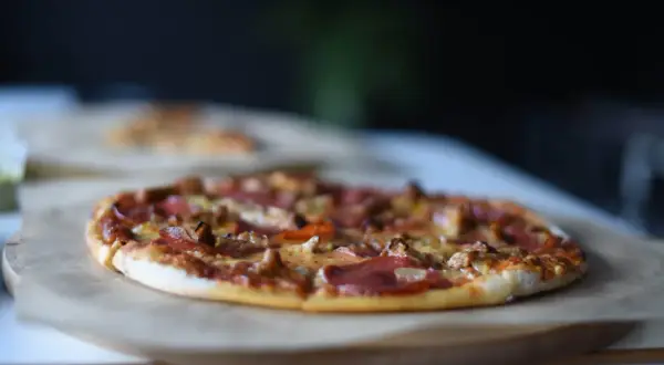 Pyszna pizza na papierze do pieczenia. Czy do hotelu można zamówić pizzę? Ta wygląda apetycznie!