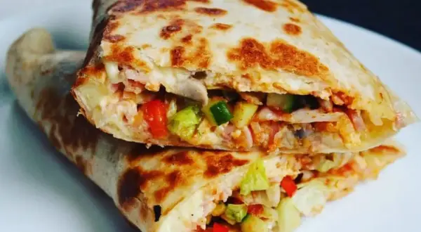 Gorąca tortilla na ciepło z patelni, wypełniona warzywami i serem. Idealna na szybki posiłek.