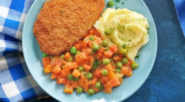 Kotlet panierowany, puree ziemniaczane i warzywa w sosie. Idealne danie, gdy masz brak pomysłu na obiad.