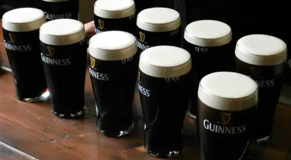Szklanki z ciemnym piwem Guinness, idealne na wieczór. Ile procent ma piwo Guinness? To zależy od rodzaju, ale klasyczny stout ma ok. 4.2%.