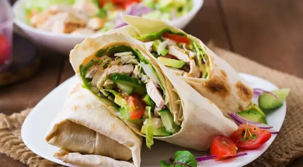 Dwa sycące wrapy z kurczakiem, awokado, pomidorami i ogórkiem. Idealne z czym tortilla na ciepło.