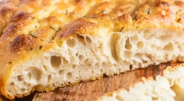 Puszysta focaccia z ziołami i solą, idealna do Twojego przepisu. Zobacz, jak pięknie wygląda jej wnętrze!