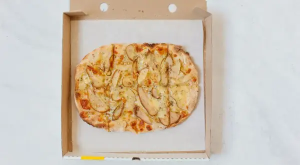 Pizza z gruszką i serem w pudełku. Czy pizza to fast food? Ta wygląda wykwintnie!