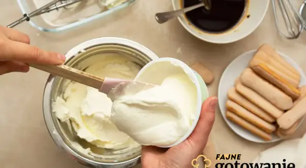 Kremowy serek mascarpone ląduje w misce, by stworzyć idealny deser. Obok kawa, biszkopty i mikser.