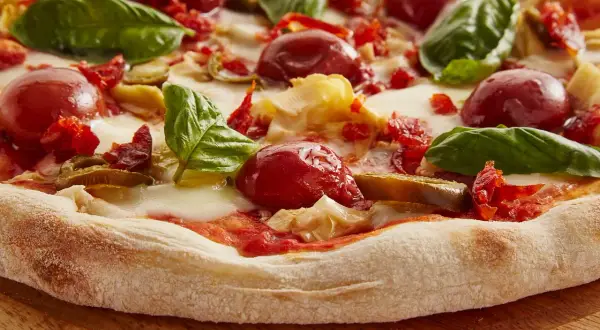 Pyszna pizza 4 sery z pomidorkami, bazylią i suszonymi pomidorami. Idealna na szybki posiłek, choć warto sprawdzić pizza 4 sery kcal.