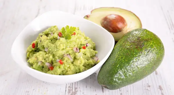 Pyszne guacamole Ani gotuje się z awokado, cebuli i papryczki chili. Idealne na przekąskę!