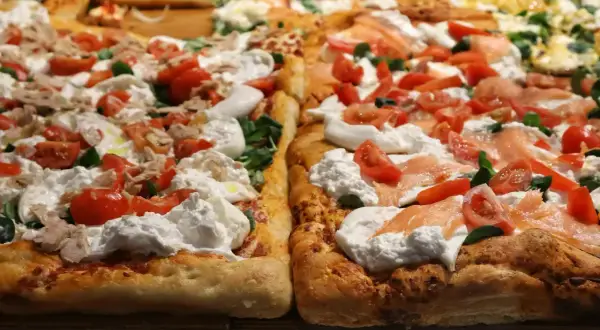 Puszyste ciasto na pizzę z piwem, obficie pokryte kremowym serem, pomidorkami i łososiem. Idealne na letnie wieczory.