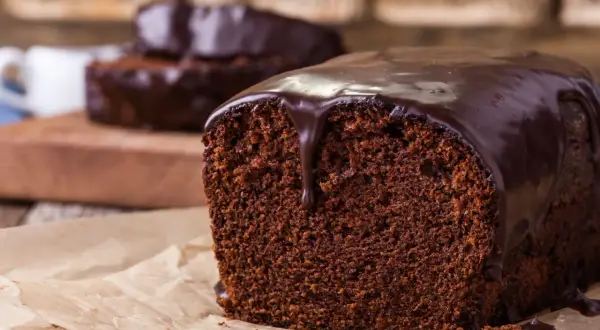 Pyszna, wilgotna babka jogurtowa oblana czekoladą. Idealna na deser, najlepsza babka jogurtowa jaką jadłam!