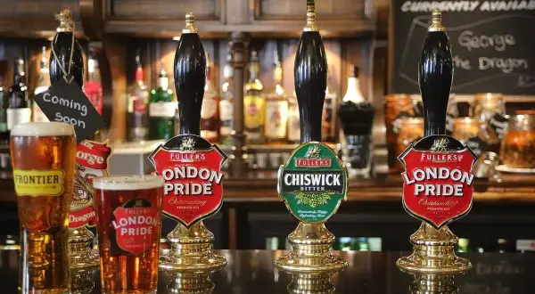 Kraniki z piwem w pubie. Widać piwo London Pride i Chiswick Bitter. Idealne na gorący dzień.