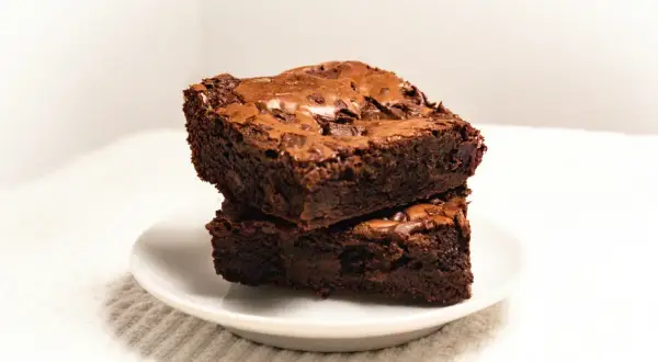 Dwa pyszne brownie, które Ania gotuje, ułożone na talerzyku.