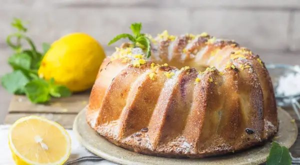 Złocista, pachnąca cytryną babka serowa, posypana cukrem pudrem i skórką cytrynową, z listkami mięty. To najlepsza babka serowa na świecie!