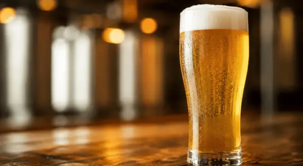 Złocisty lager z obfitą pianką, idealny do delektowania się jego orzeźwiającym smakiem.