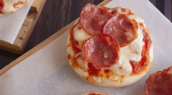 Mini pizze z salami i serem, idealne na szybką przekąskę. Sprawdź, ile mają mini pizza kcal!