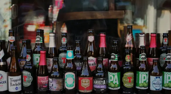 Wybór piw kraftowych: butelki Trappistes Rochefort, Brooklyn East IPA, Chimay, Goose Island IPA, Lindemans Kriek i inne.