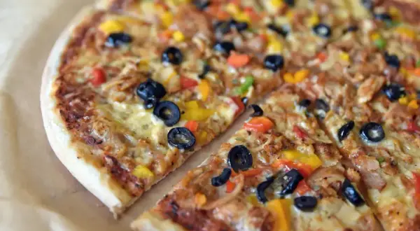 Pyszne rodzaje pizzy z oliwkami, papryką i serem. Idealna na spotkanie z przyjaciółmi.