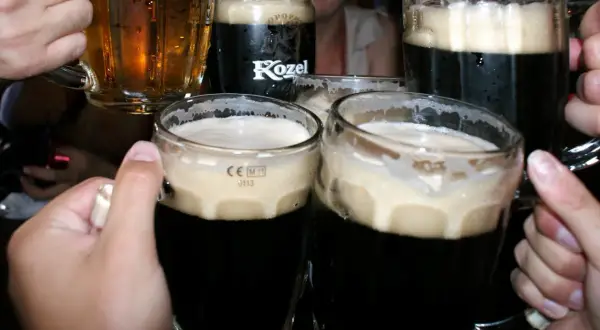 Wznosimy kufle z ciemnym piwem Kozel. Czas na praskie piwo!