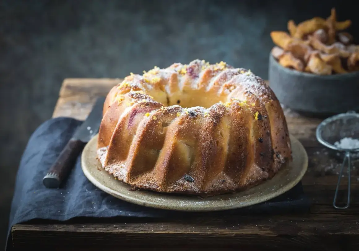 Szybka babka wilgotna, udekorowana skórką cytrynową i cukrem pudrem, kusi apetycznym wyglądem. Idealna na deser.