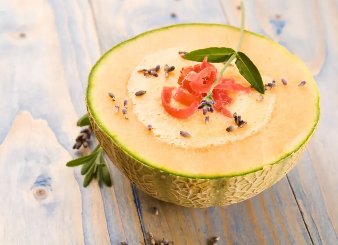 Jak jeść melona? Pokrojony na pół, z pianką, szynką parmeńską, lawendą i listkami. Pyszna inspiracja.