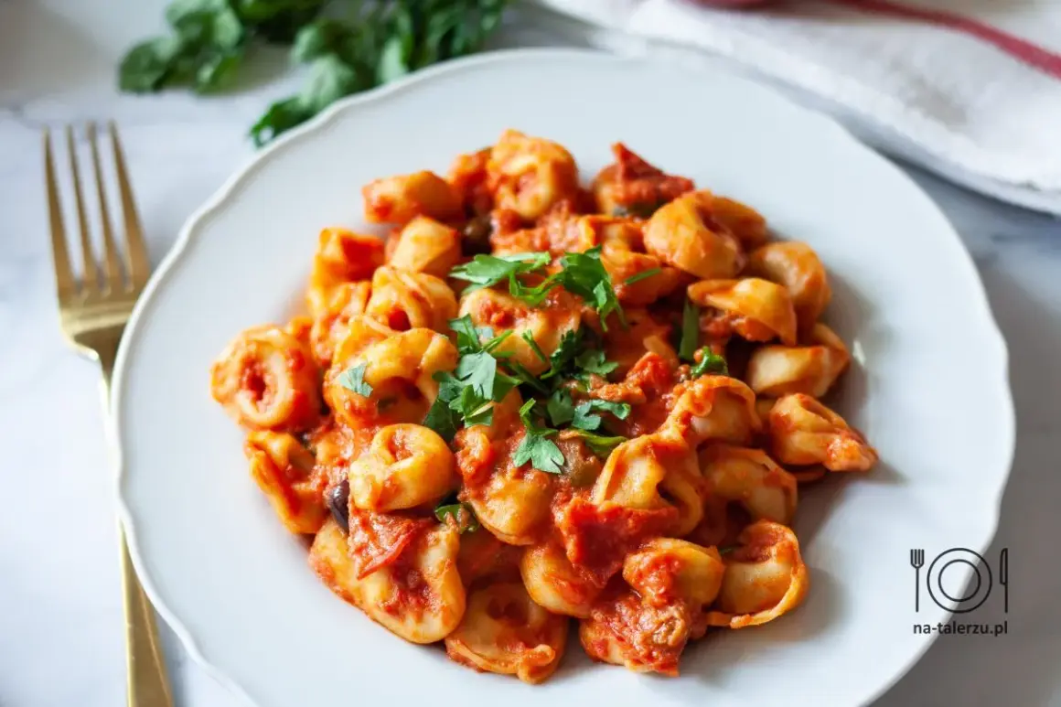 Pyszne tortellini w sosie pomidorowym z oliwkami i natką pietruszki. Idealne na szybki obiad, a przepis jest prosty!