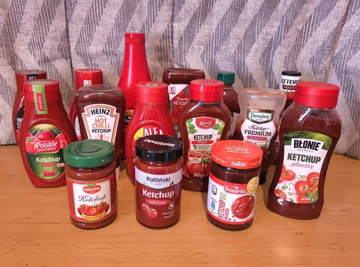 Kolekcja pikantnych ketchupów, w tym pierwszy ketchup w Polsce. Różne marki i opakowania.