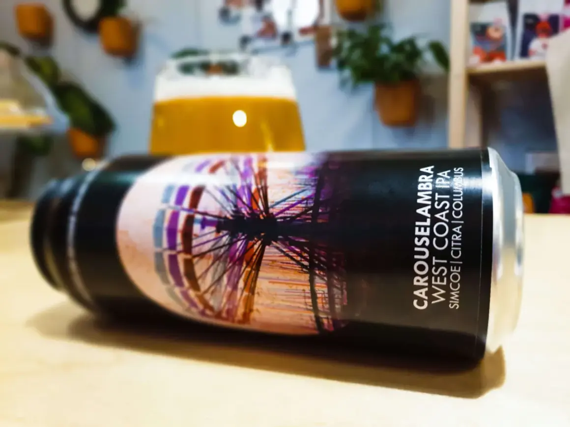 Puszka piwa "Carouselambra West Coast IPA" z motywem karuzeli. Idealne na wieczór, gdy masz ochotę na dobre ibu piwo.