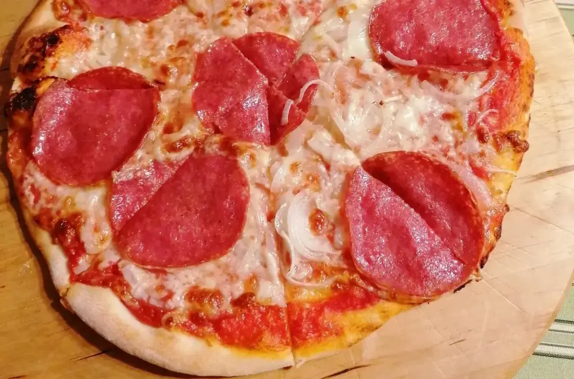 Pizza z salami i cebulą. Zastanawiasz się, ile kalorii ma salami na tej pizzy?