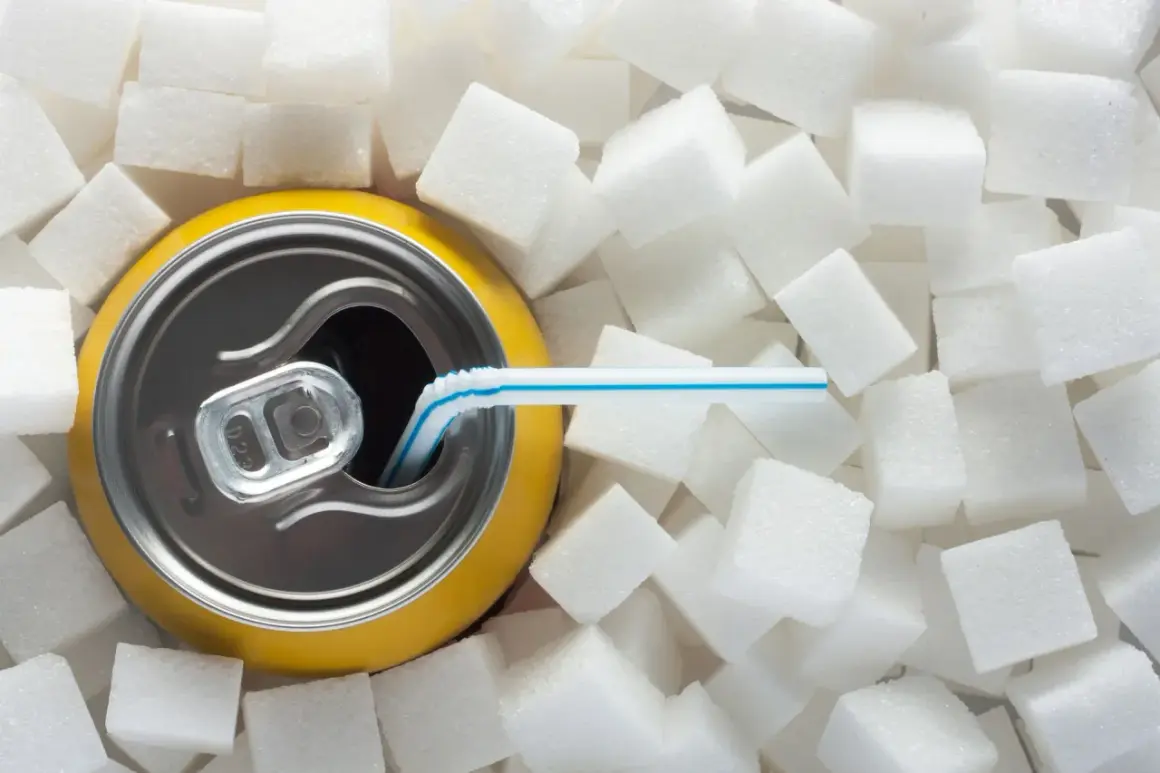 Żółta puszka z napojem i słomką otoczona kostkami cukru. Taki desperados skład może być pułapką.